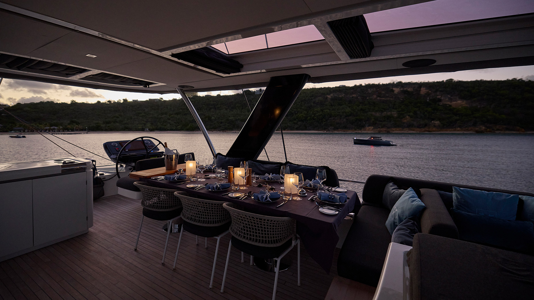 La-Gatta-Onboard-Front-Deck-Dinner-Set-Up